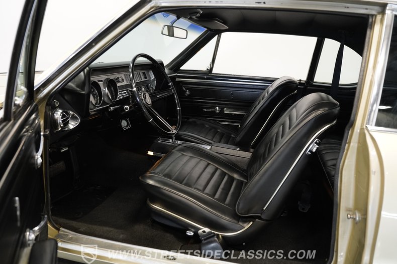 Oldsmobile-Cutlass-1967-Champagne-Metallic-Black-2