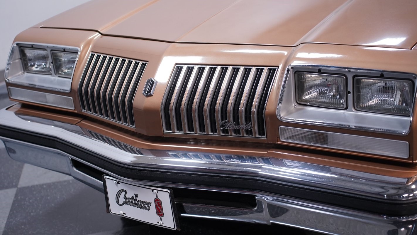 Oldsmobile-Cutlass-1976-Coupe-17