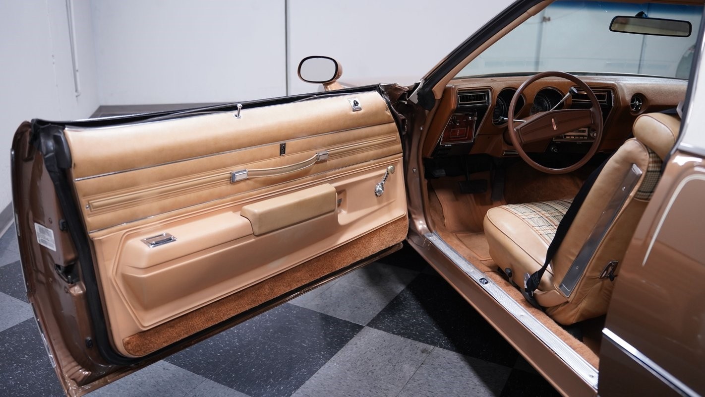 Oldsmobile-Cutlass-1976-Coupe-31