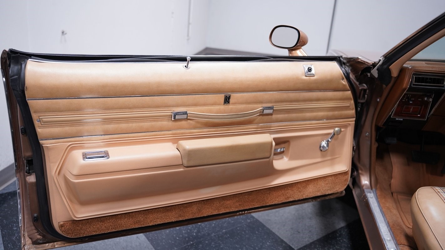 Oldsmobile-Cutlass-1976-Coupe-32