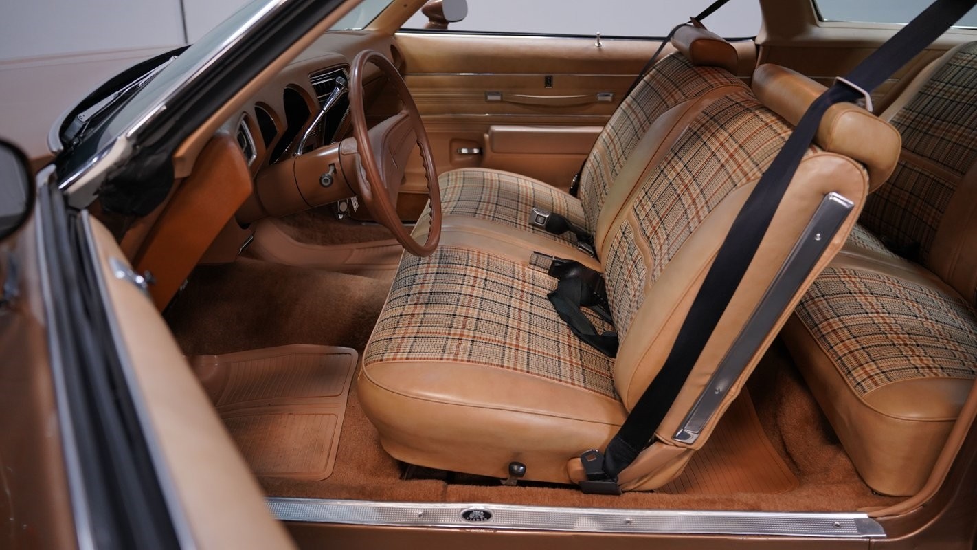 Oldsmobile-Cutlass-1976-Coupe-33