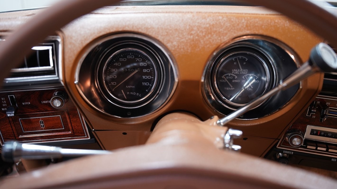 Oldsmobile-Cutlass-1976-Coupe-35