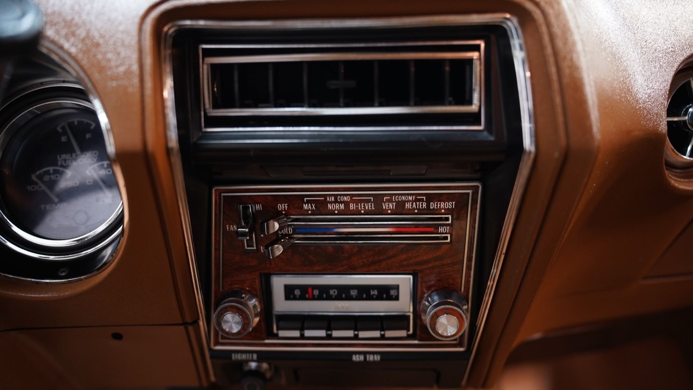 Oldsmobile-Cutlass-1976-Coupe-37