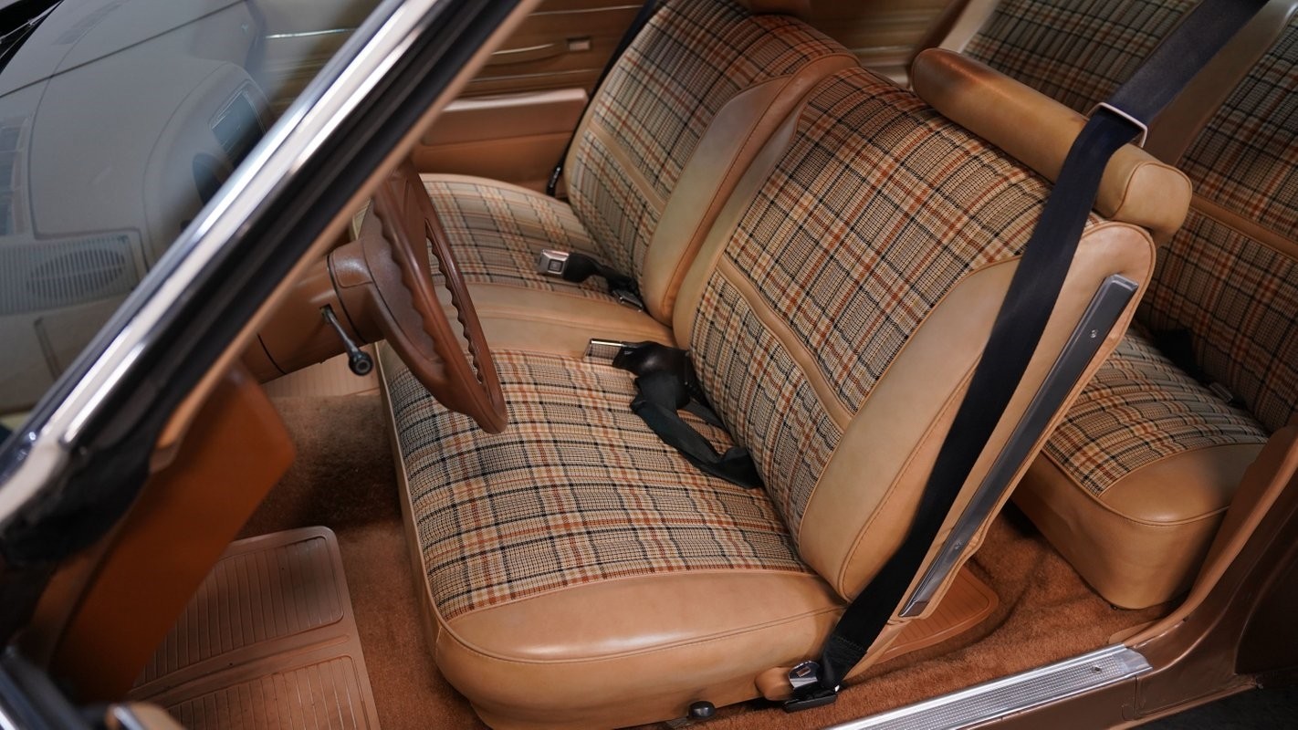 Oldsmobile-Cutlass-1976-Coupe-38