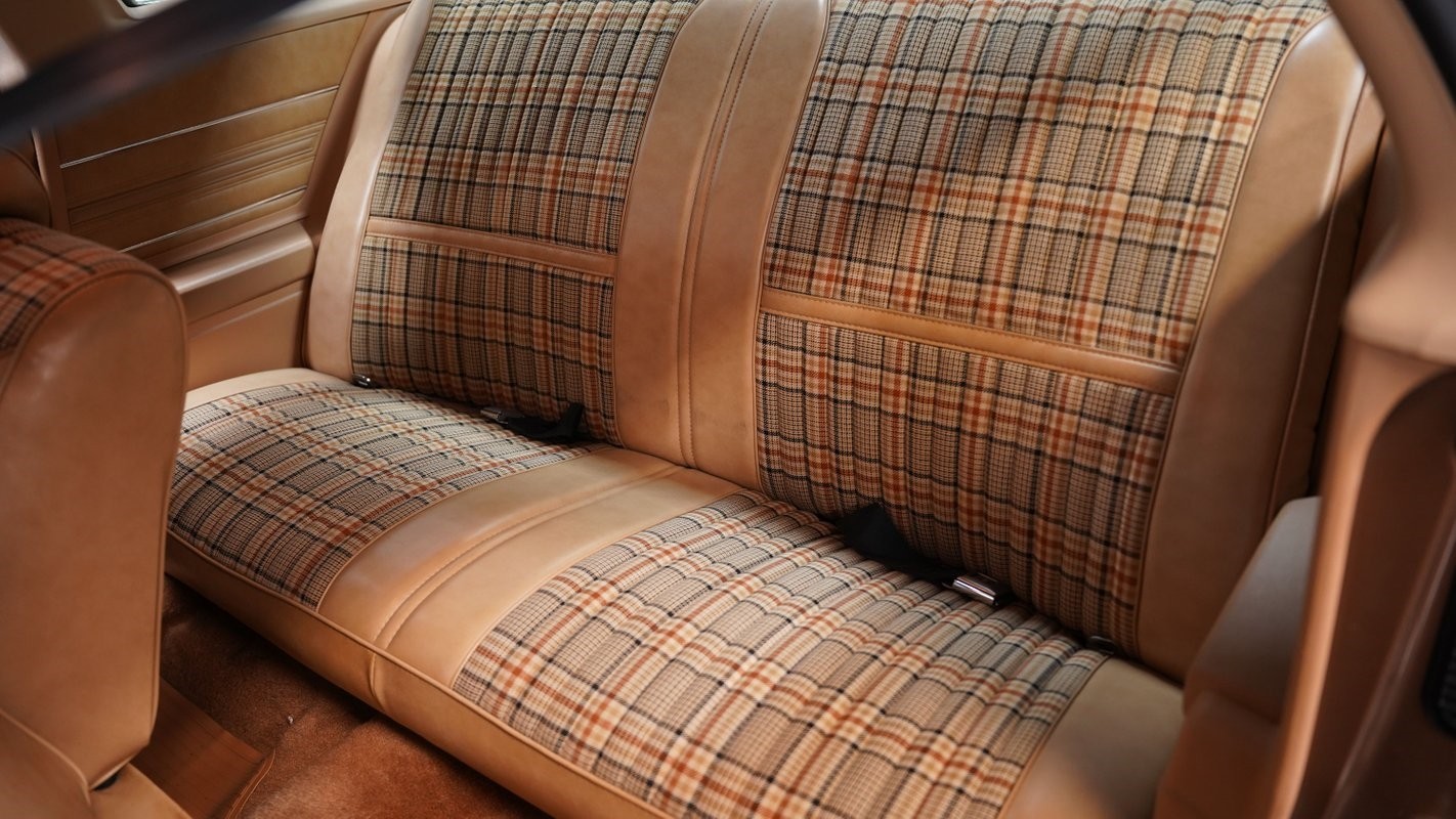 Oldsmobile-Cutlass-1976-Coupe-39