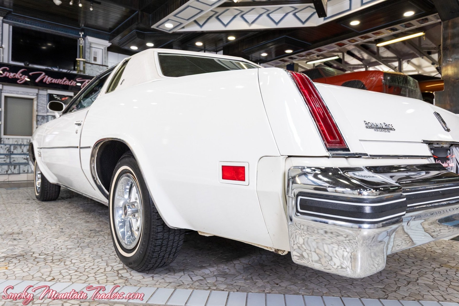 Oldsmobile-Cutlass-1977-38