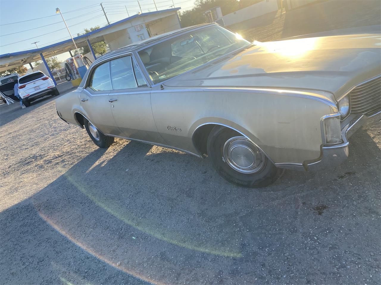 Oldsmobile-Delta-88-1968-Gold-Gold-12