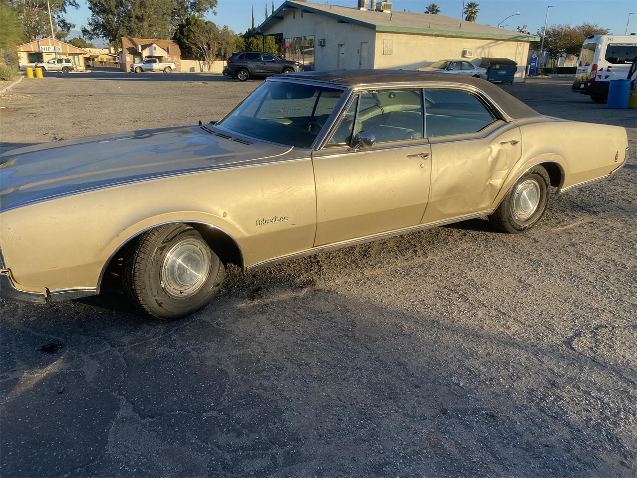 Oldsmobile-Delta-88-1968-Gold-Gold-2