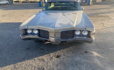 Oldsmobile-Delta-88-1968-Gold-Gold