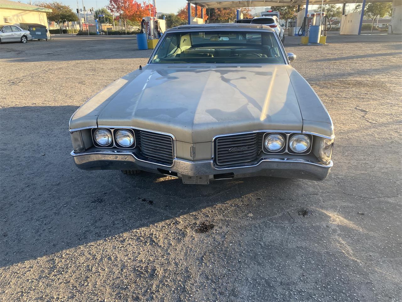 Oldsmobile-Delta-88-1968-Gold-Gold