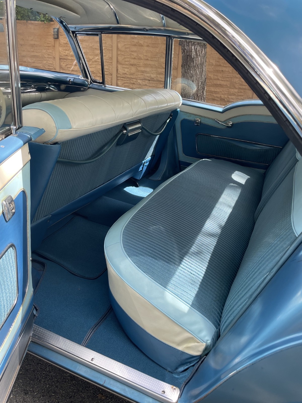 Oldsmobile-Ninety-Eight-1957-Sedan-12