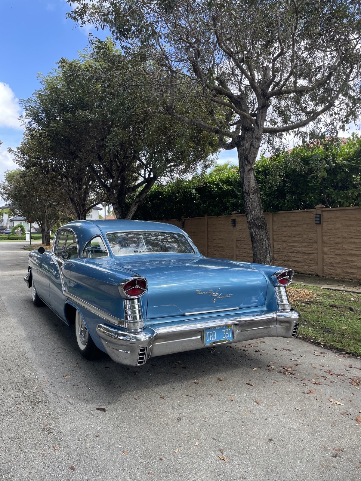 Oldsmobile-Ninety-Eight-1957-Sedan-2