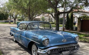 Oldsmobile-Ninety-Eight-1957-Sedan