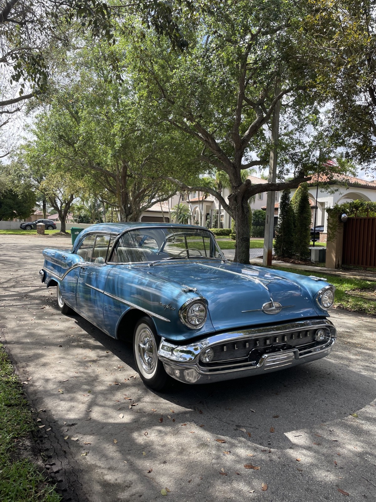 Oldsmobile-Ninety-Eight-1957-Sedan