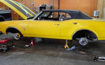 Oldsmobile-cutlass-1969-yellow-10