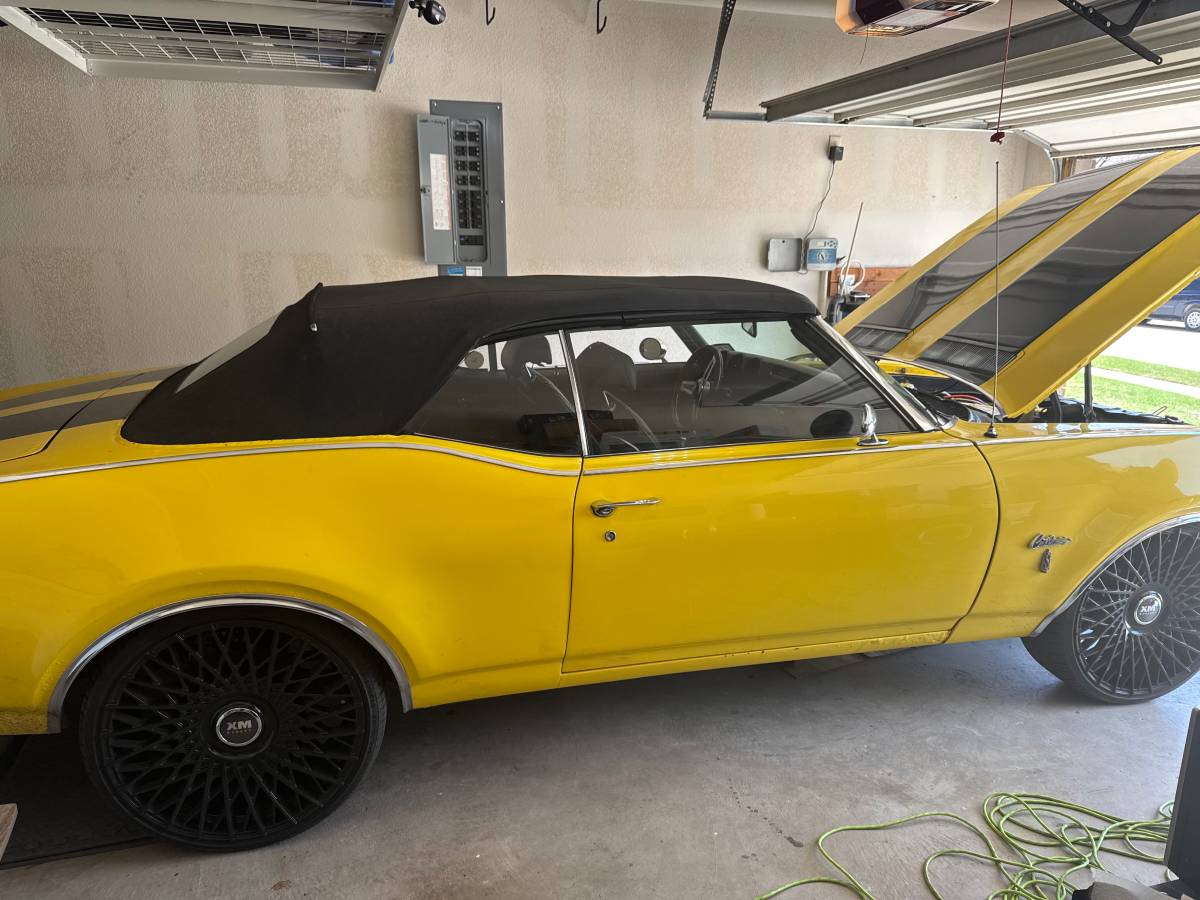 Oldsmobile-cutlass-1969-yellow-4