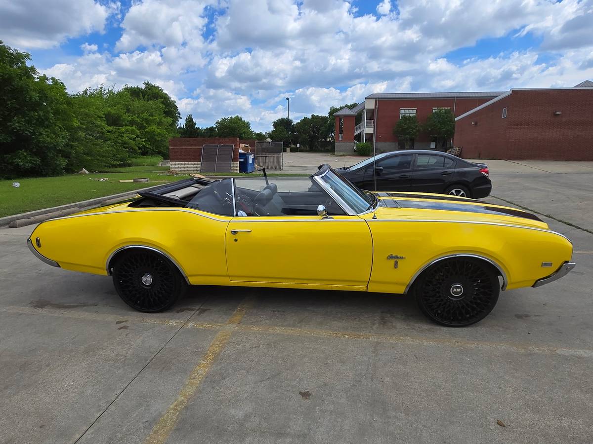 Oldsmobile-cutlass-1969-yellow-9