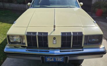 Oldsmobile-cutlass-supreme-1979-yellow-10