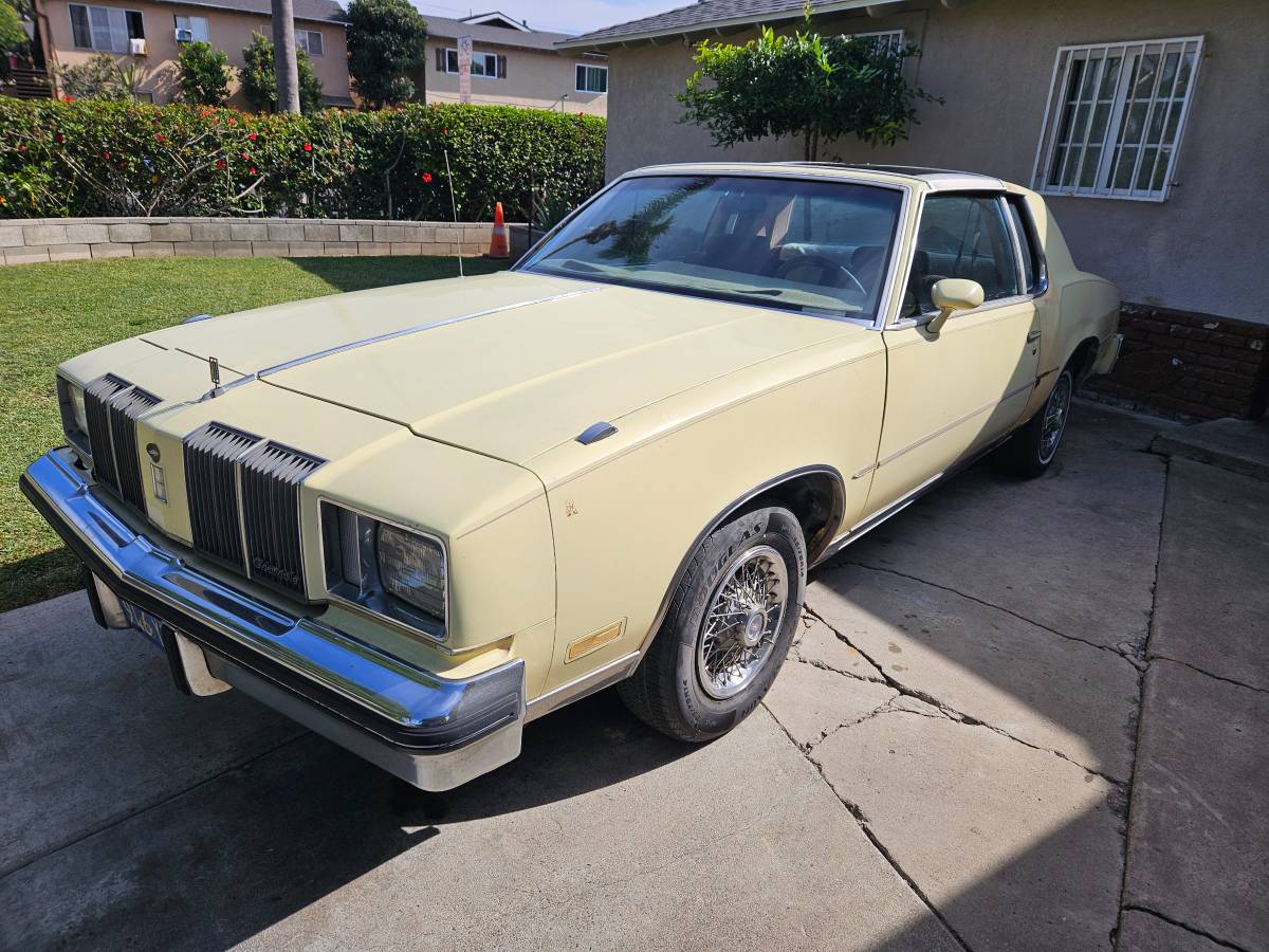 Oldsmobile-cutlass-supreme-1979-yellow-2