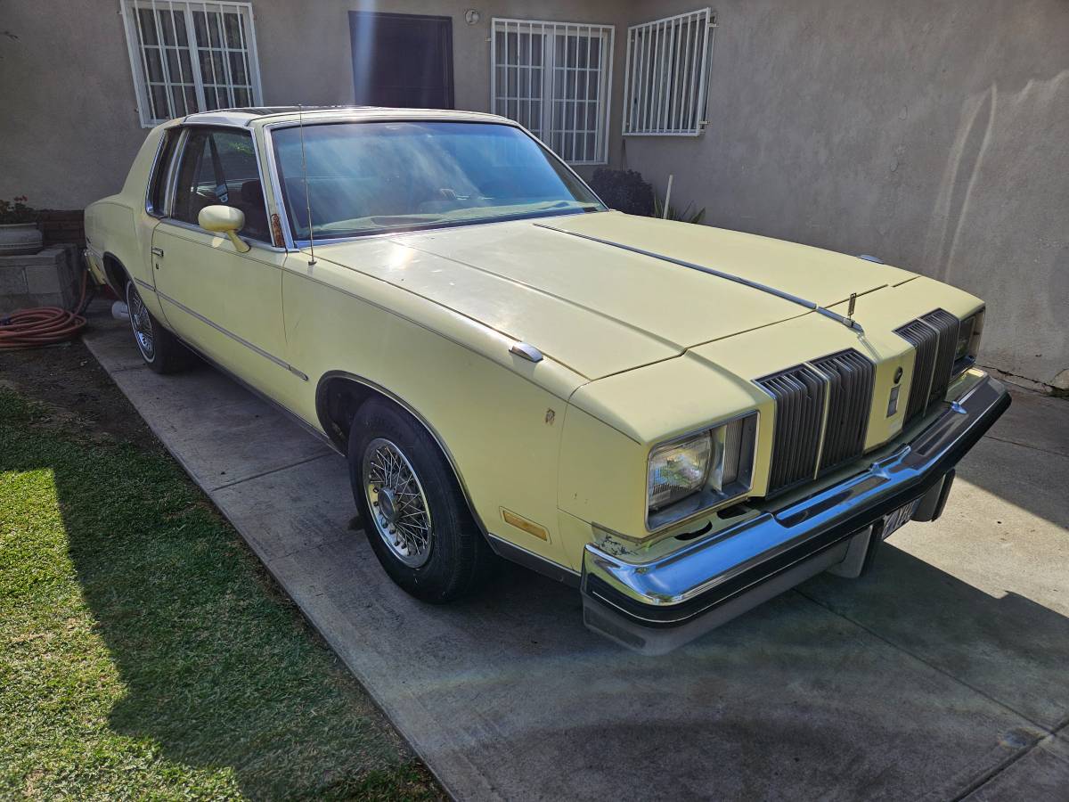 Oldsmobile-cutlass-supreme-1979-yellow-5