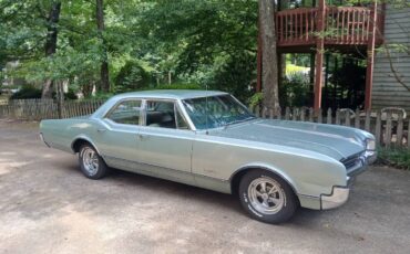 Oldsmobile-dynamic-88-1966-green