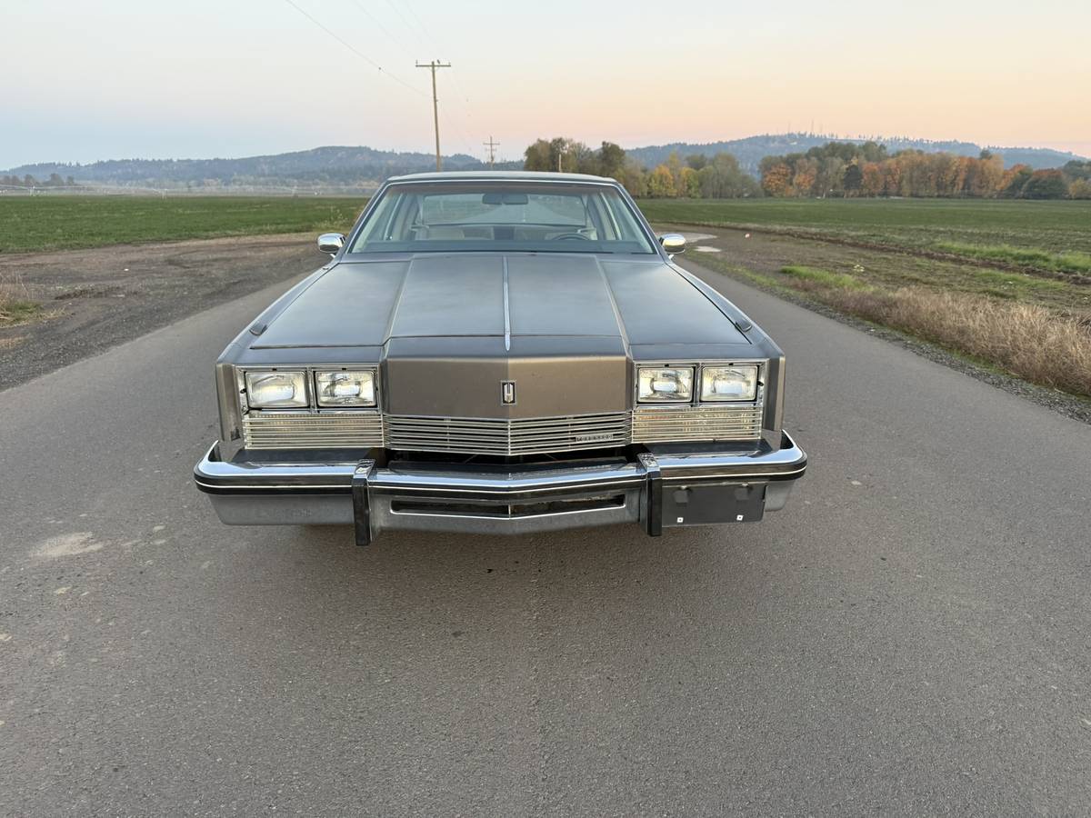 Oldsmobile-toronado-brougham-1983-grey-10