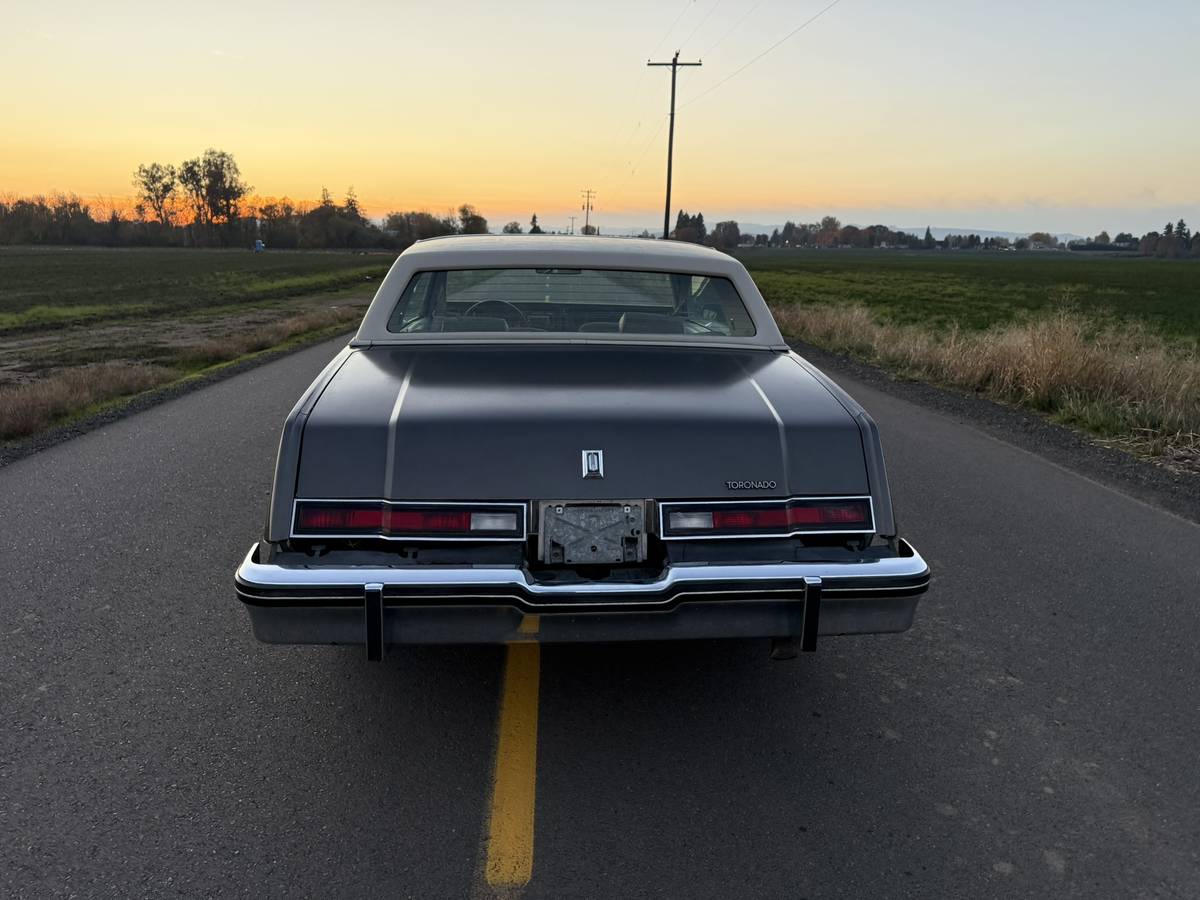 Oldsmobile-toronado-brougham-1983-grey-2