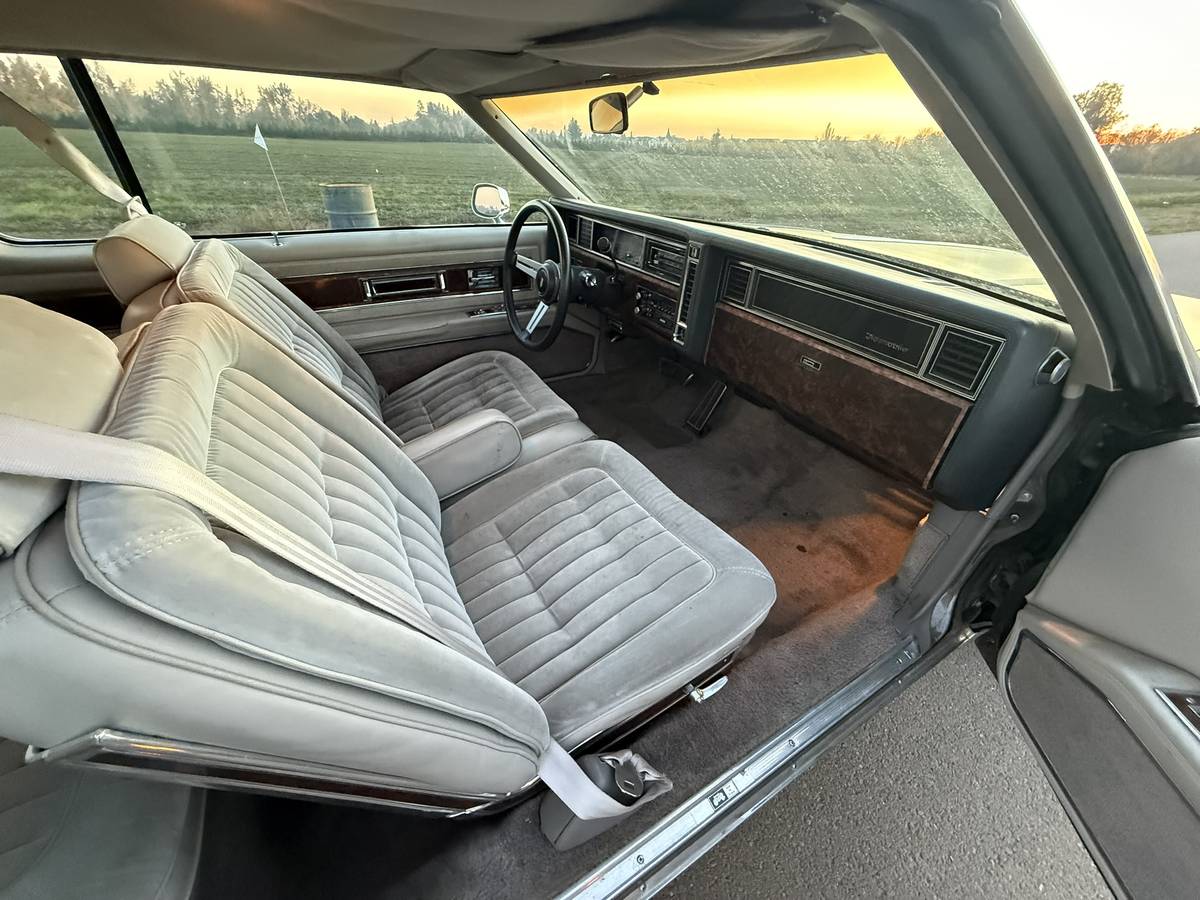 Oldsmobile-toronado-brougham-1983-grey-2