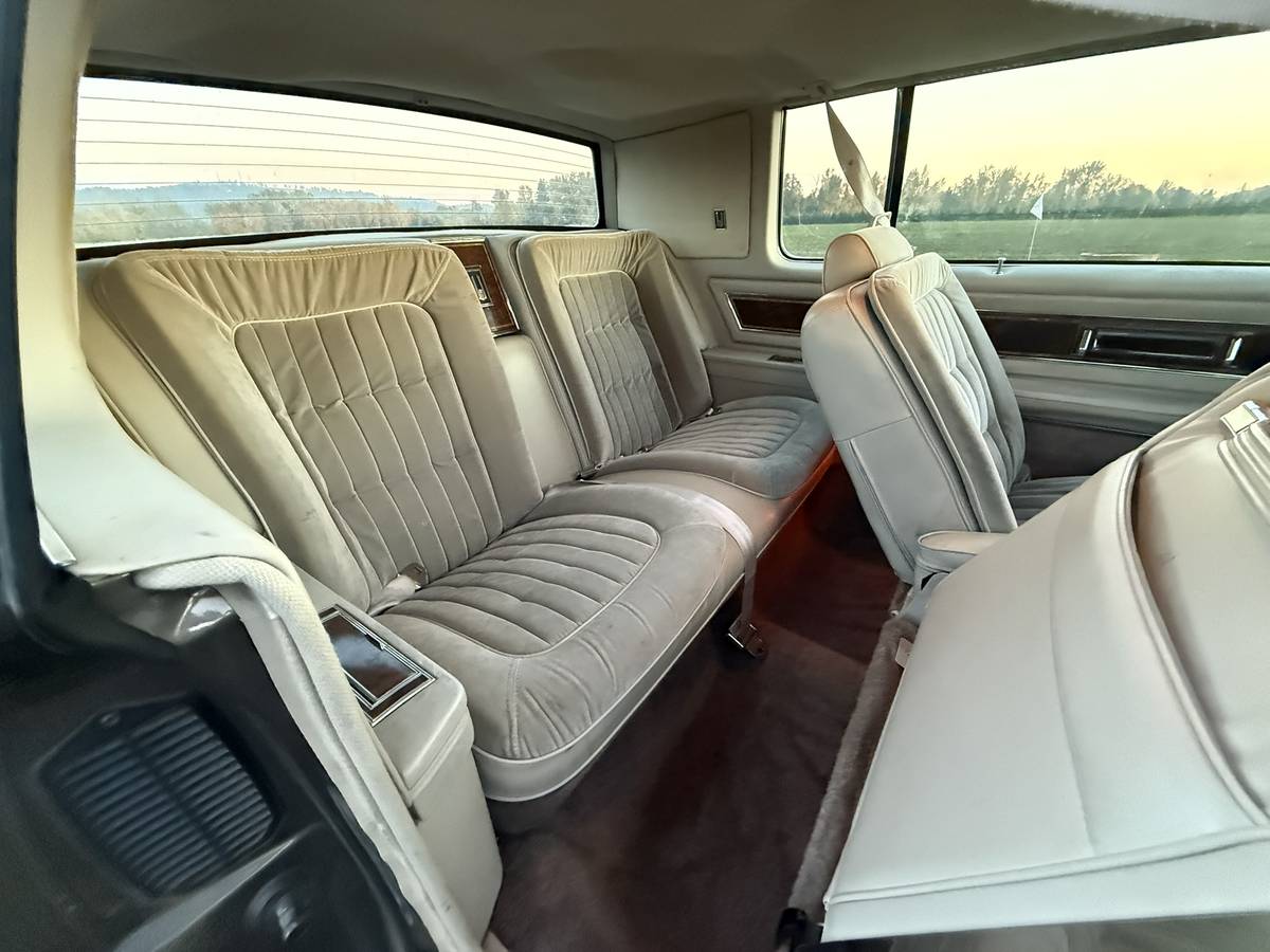 Oldsmobile-toronado-brougham-1983-grey-3