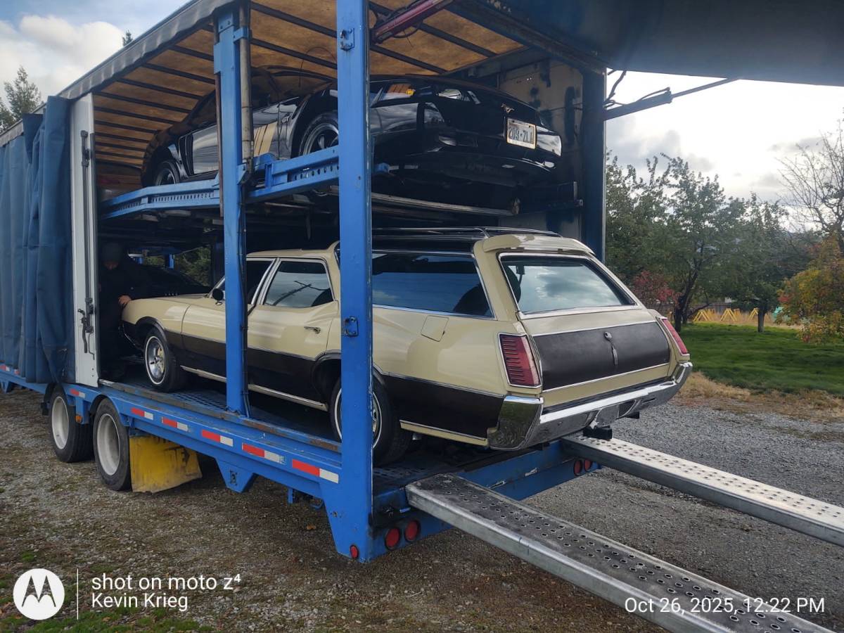 Oldsmobile-vista-cruiser-1970-brown-2