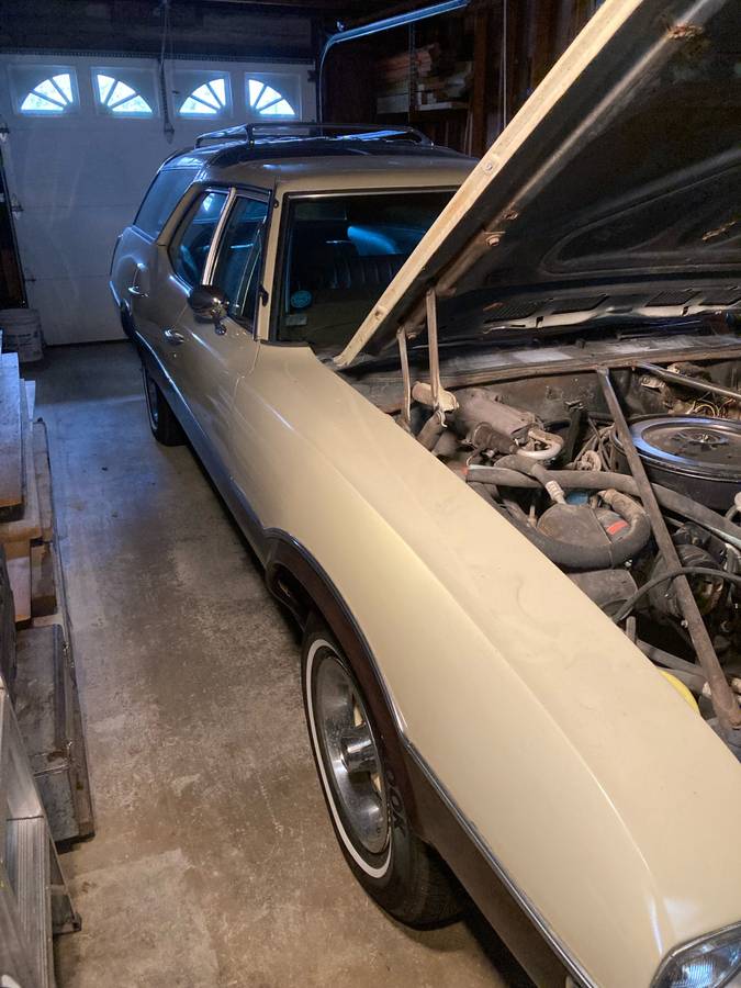 Oldsmobile-vista-cruiser-1970-brown-3