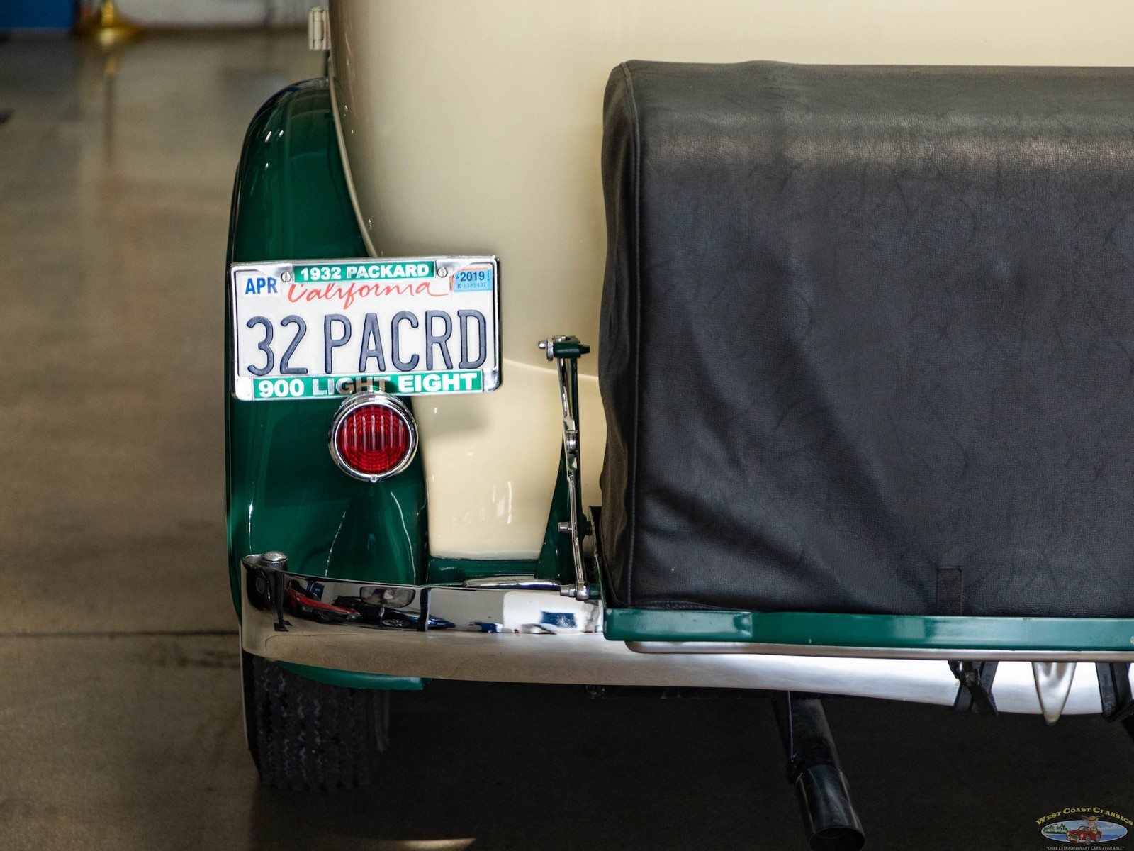 Packard-1932-4-Door-Sedan-18