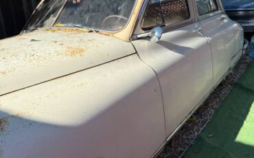 Packard-deluxe-1948-yellow-1
