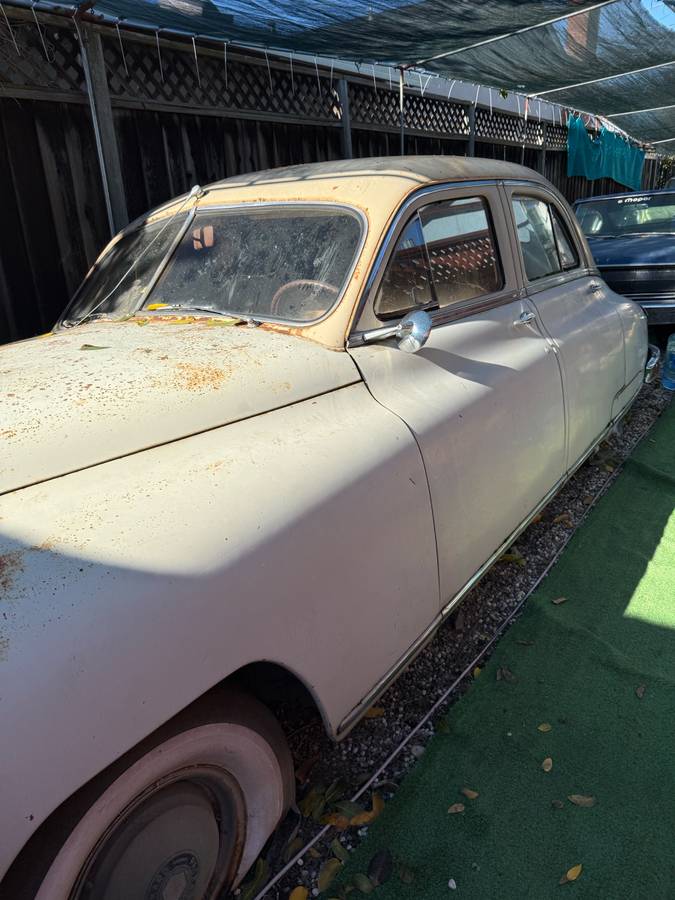 Packard-deluxe-1948-yellow-1
