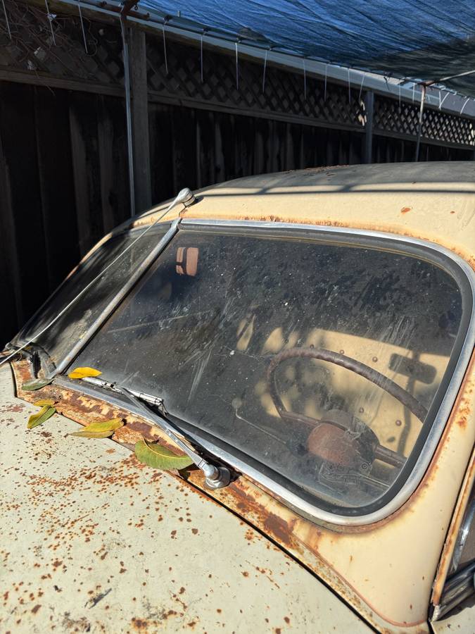 Packard-deluxe-1948-yellow-2
