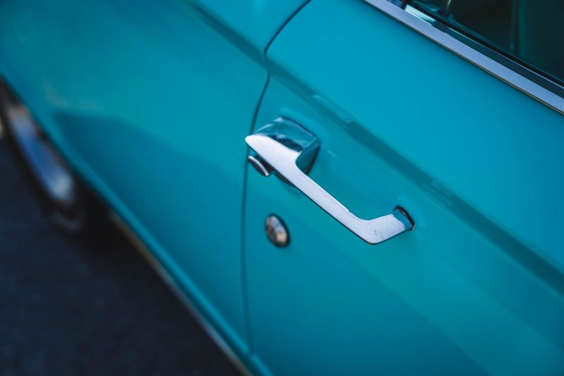 Plymouth-Barracuda-1965-Turquoise-TurquoiseWhite-11