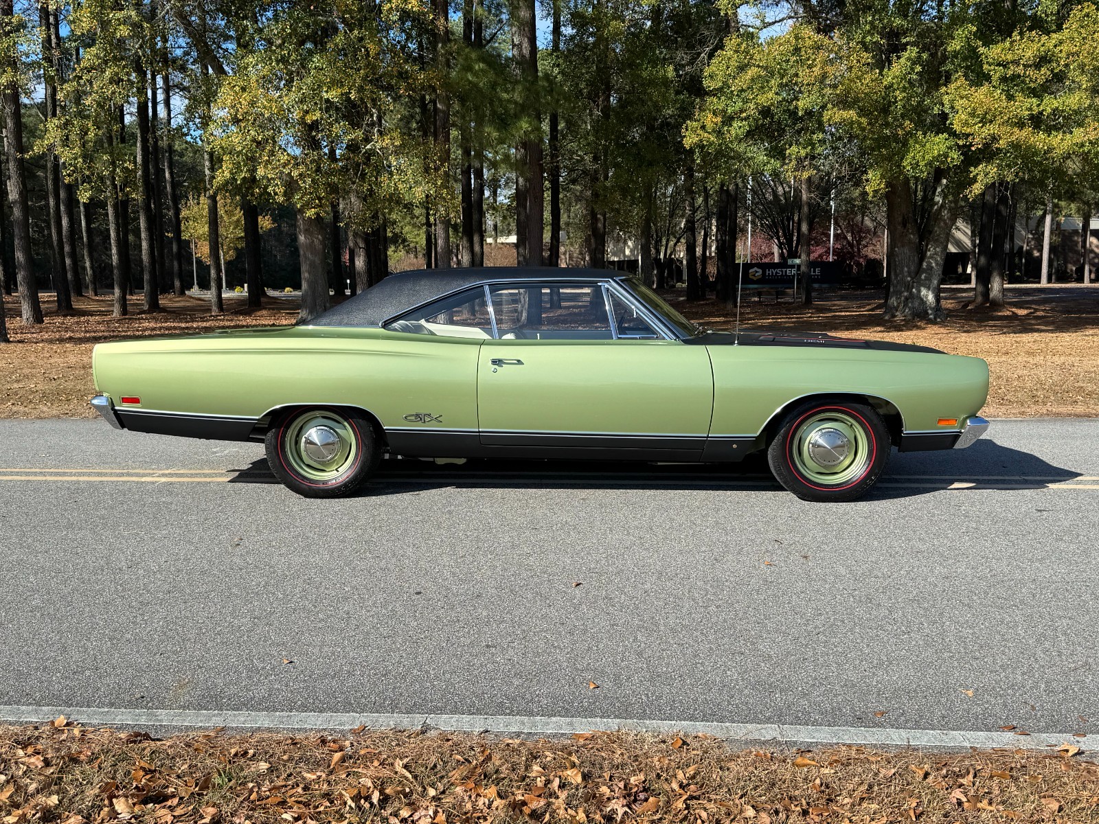 Plymouth-GTX-1969-Sedan-1