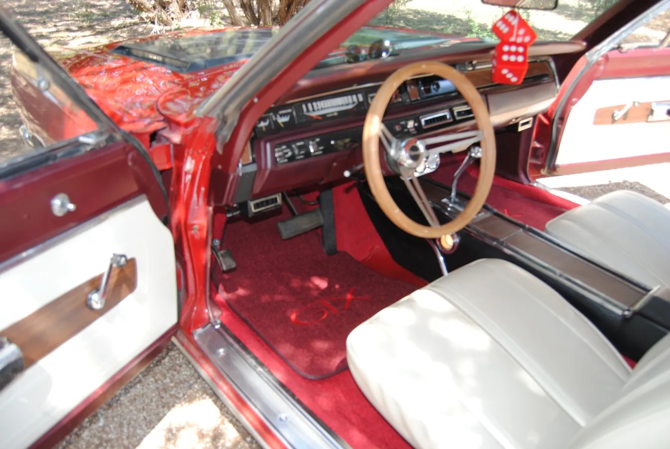Plymouth-Gtx-1968-Red-White-5