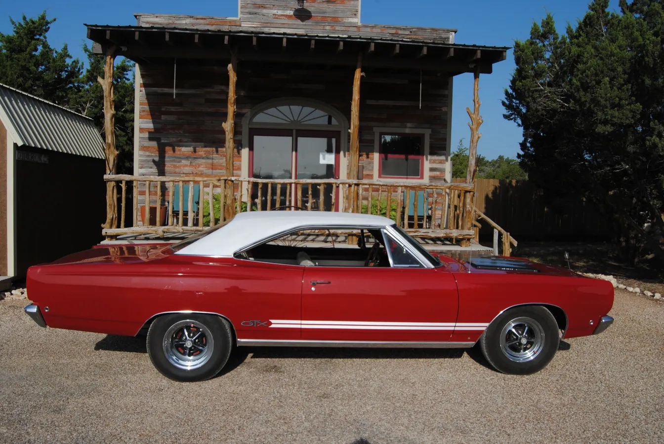 Plymouth-Gtx-1968-Red-White-6