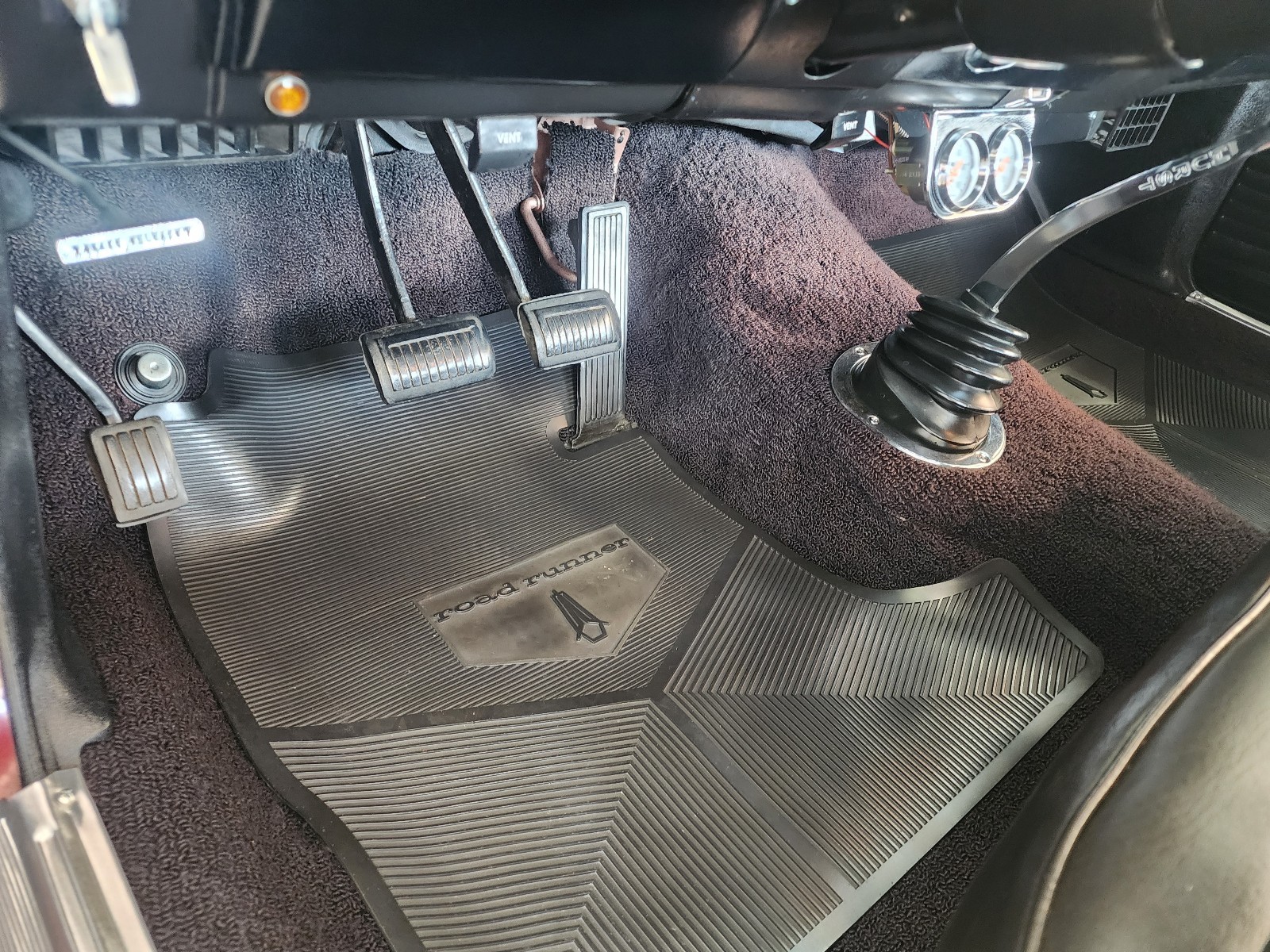 Plymouth-Road-Runner-1968-Sedan-28