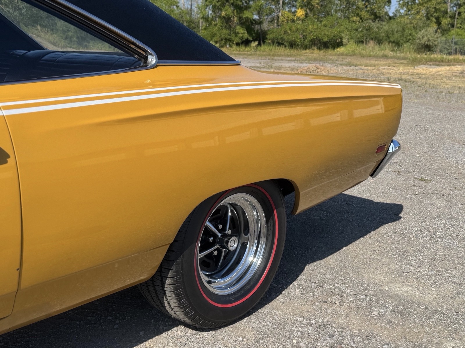 Plymouth-Road-Runner-1969-11