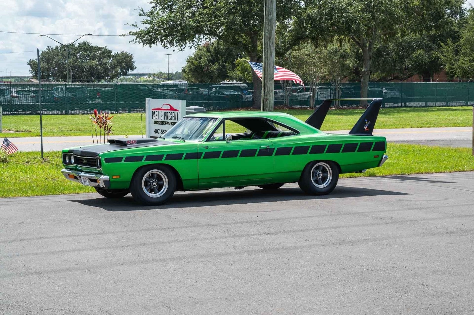 Plymouth-Road-Runner-1969-2-Door-13