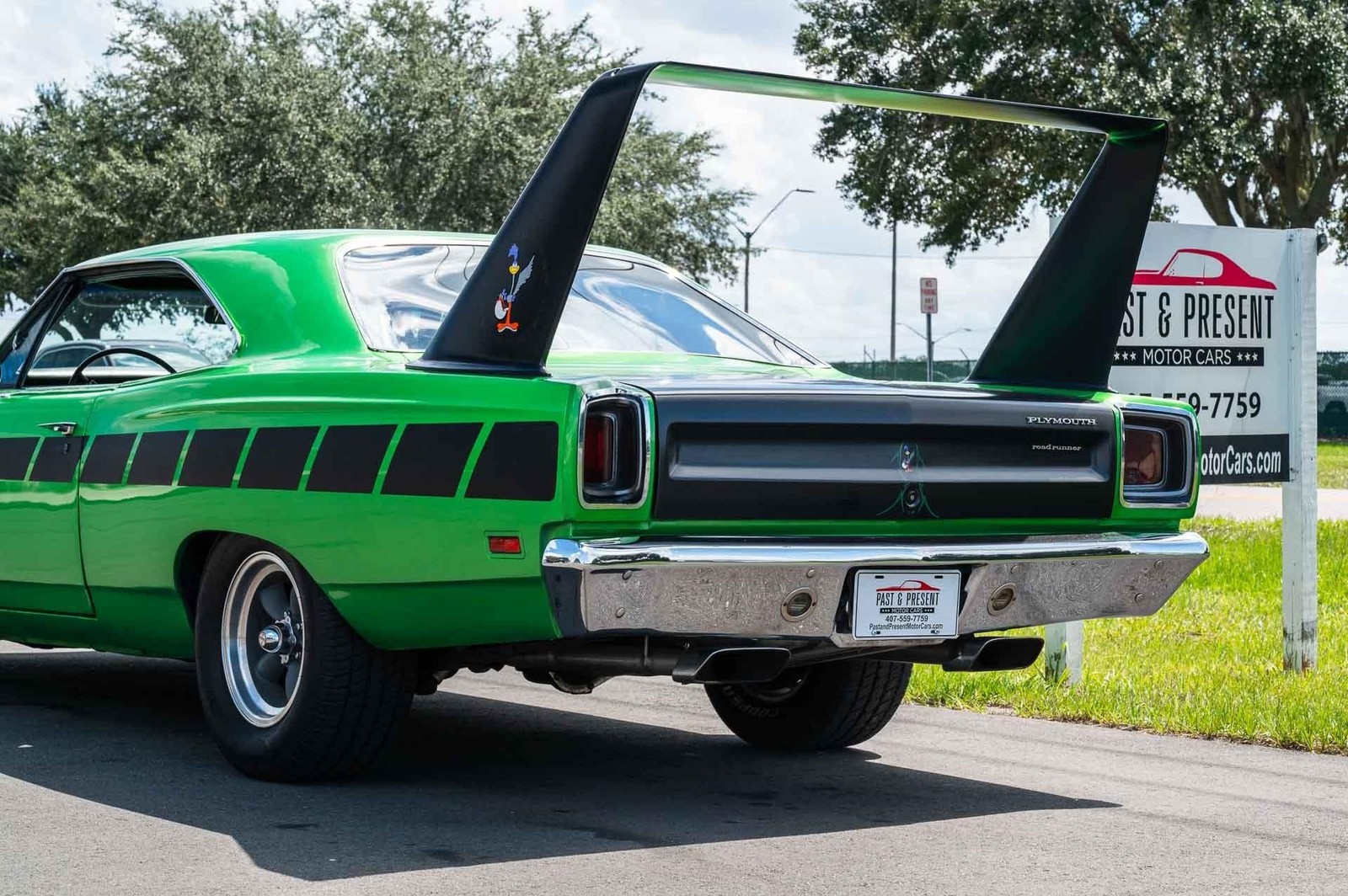 Plymouth-Road-Runner-1969-2-Door-16