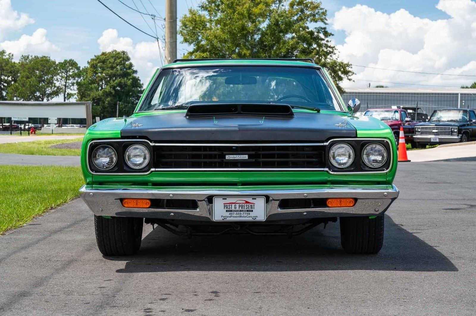Plymouth-Road-Runner-1969-2-Door-23