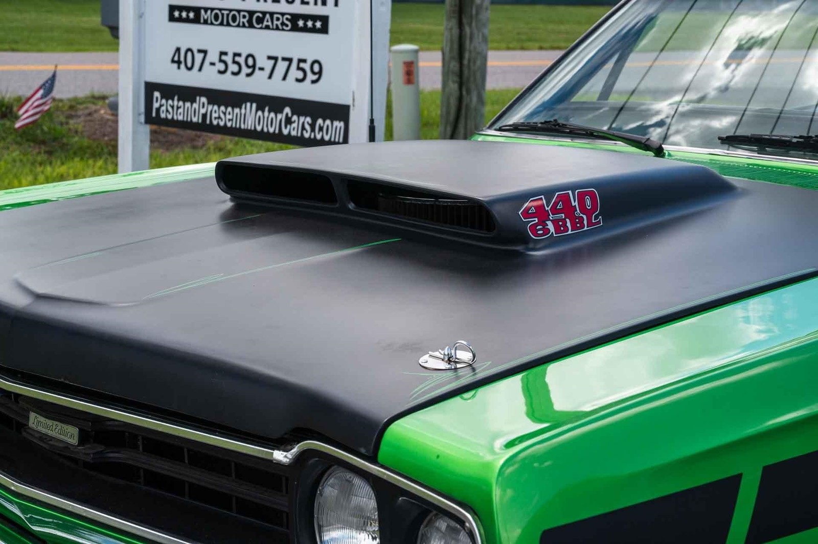 Plymouth-Road-Runner-1969-2-Door-26