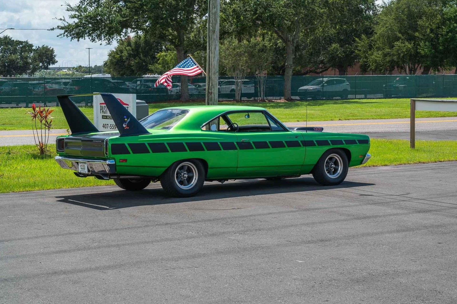 Plymouth-Road-Runner-1969-2-Door-28