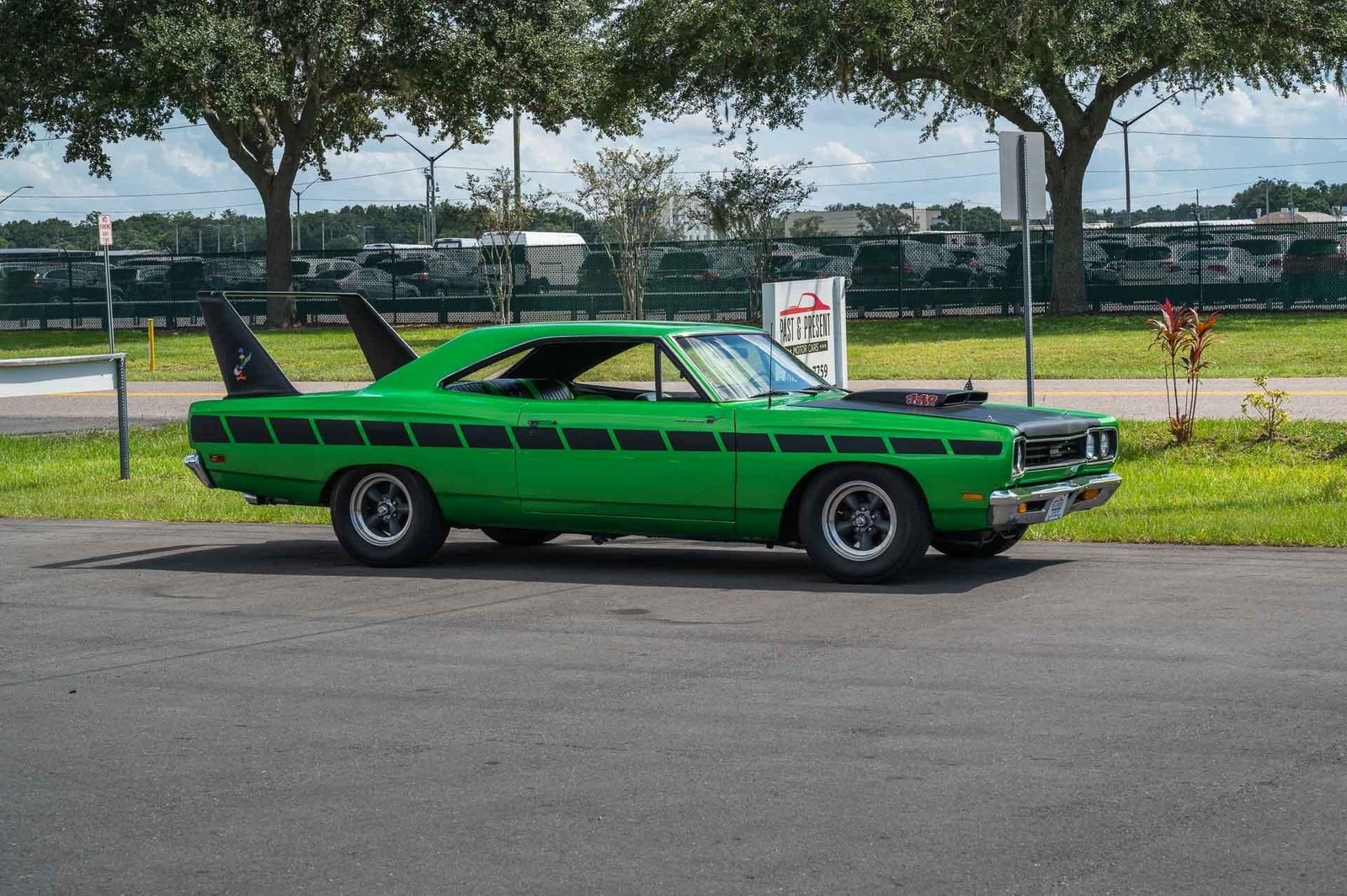 Plymouth-Road-Runner-1969-2-Door-29