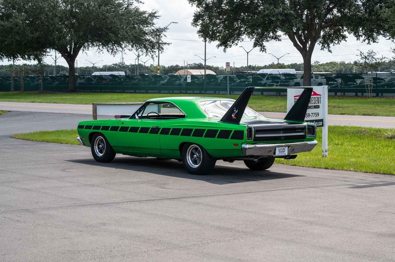 Plymouth-Road-Runner-1969-2-Door-3