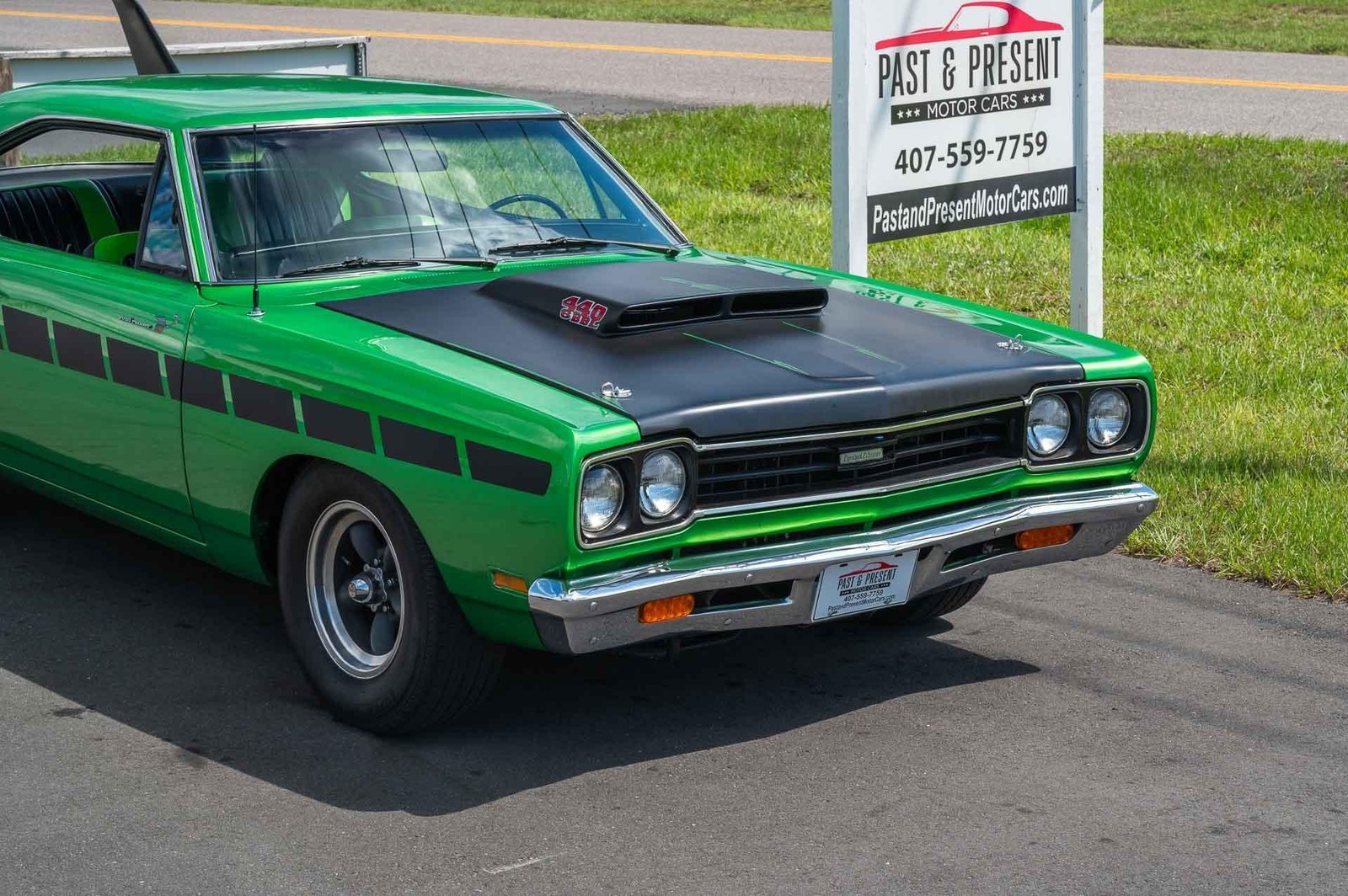 Plymouth-Road-Runner-1969-2-Door-30