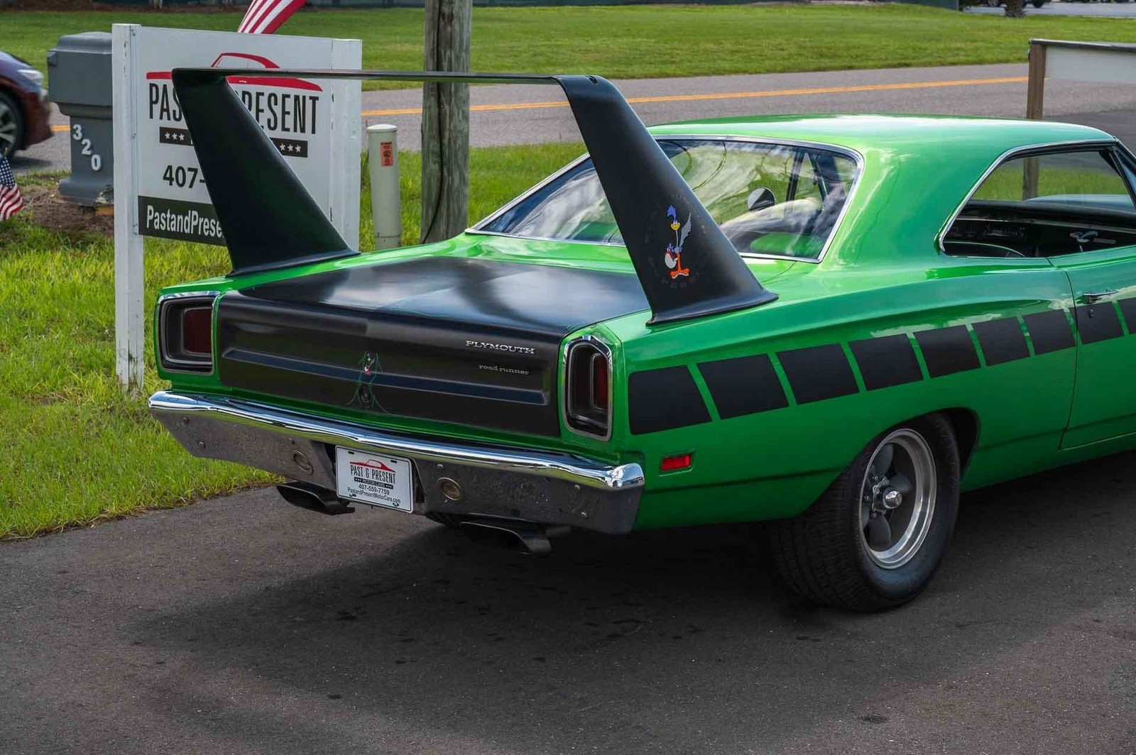 Plymouth-Road-Runner-1969-2-Door-35